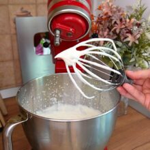 Frișcă lichidă bătută la mixer până la vârfuri moi, pentru înghețată de casă fără aparat.