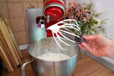 Frișcă lichidă bătută la mixer până la vârfuri moi, pentru înghețată de casă fără aparat.