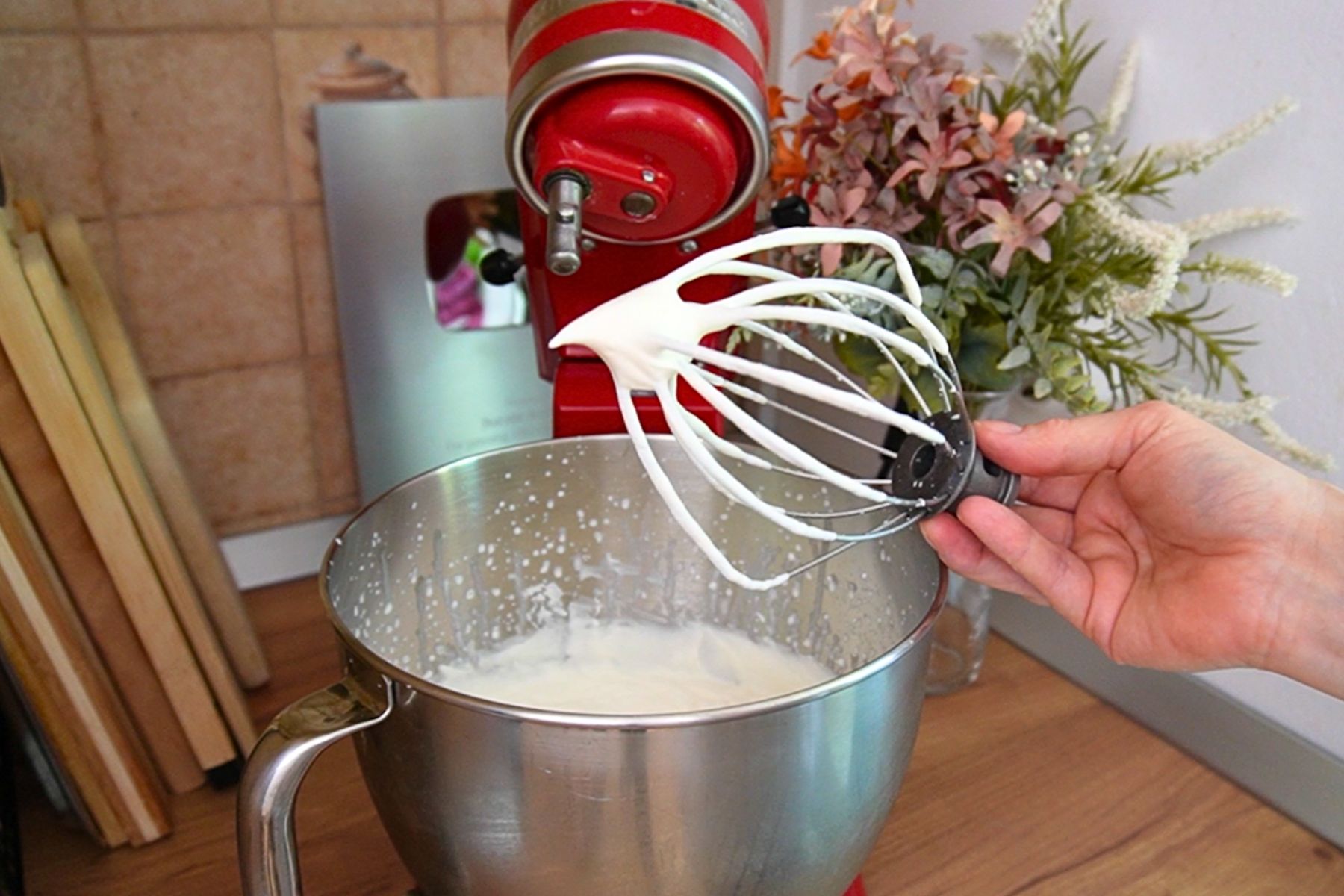 Frișcă lichidă bătută la mixer până la vârfuri moi, pentru înghețată de casă fără aparat.