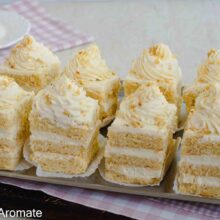 Prăjitura Sinaia sau Dunăreana cu blat însiropat, cremă de frișcă și mascarpone, decorată cu alune prăjite.