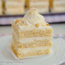 Felie de prăjitură Sinaia cu trei straturi de blat însiropat, cremă de frișcă și mascarpone, servită pe farfurie.