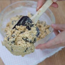 Aluat gros și bine legat pentru biscuiți cu fulgi de ovăz și picături de ciocolată