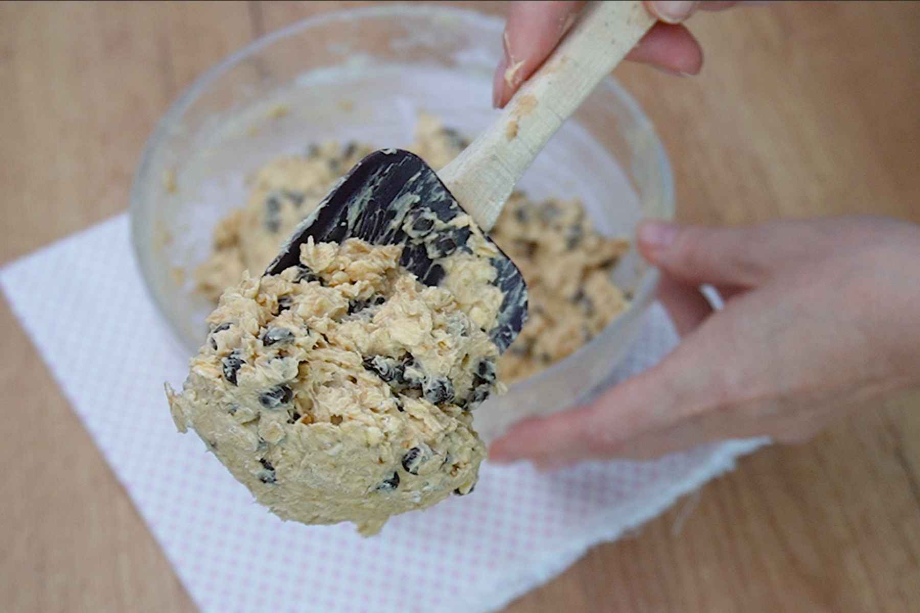 Aluat gros și bine legat pentru biscuiți cu fulgi de ovăz și picături de ciocolată