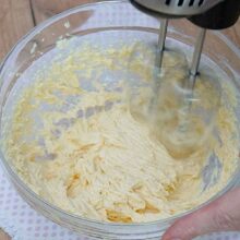 Compoziție cremoasă de unt, zahăr și ou mixată pentru aluatul biscuiților cu ovăz
