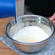 Prepararea aluatului opărit pentru lipii, cu apă clocotită turnată peste făină