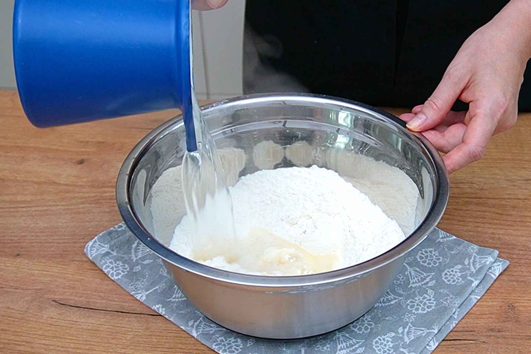 Prepararea aluatului opărit pentru lipii, cu apă clocotită turnată peste făină