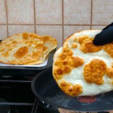 Lipii prăjite în ulei, rumene și fragede, scoase pe hârtie absorbantă