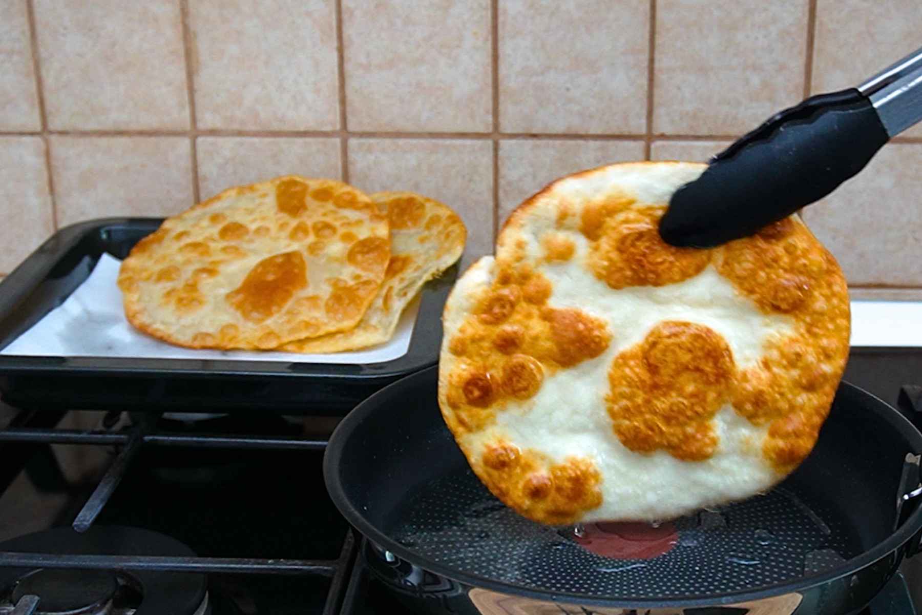 Lipii prăjite în ulei, rumene și fragede, scoase pe hârtie absorbantă