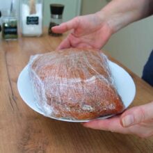 Piept de curcan condimentat și învelit în folie alimentară pentru păstrare la frigider înainte de coacere