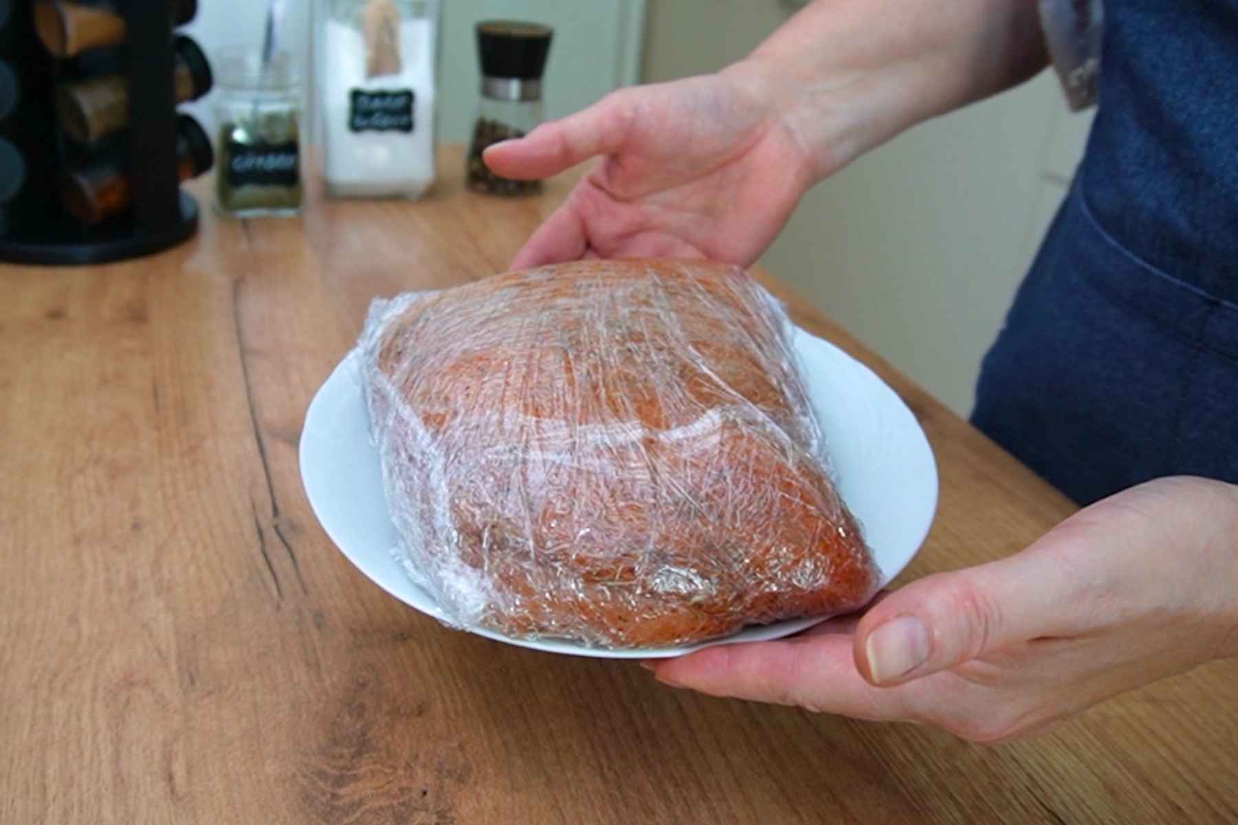 Piept de curcan condimentat și învelit în folie alimentară pentru păstrare la frigider înainte de coacere