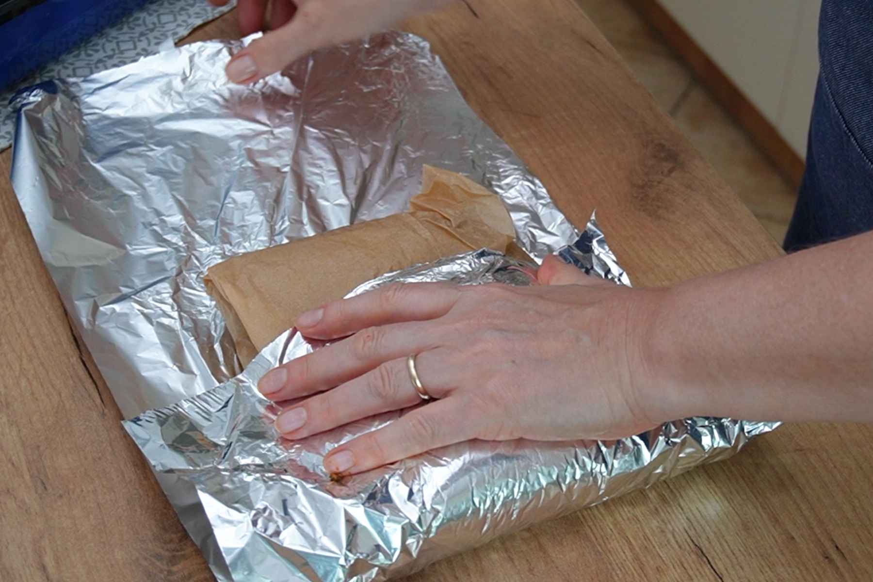 Piept de curcan învelit mai întâi în hârtie de copt și apoi în folie de aluminiu pentru coacere