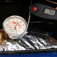 Verificarea temperaturii interne a pieptului de curcan cu termometru cu sondă și termometru digital, la aproximativ 74°C