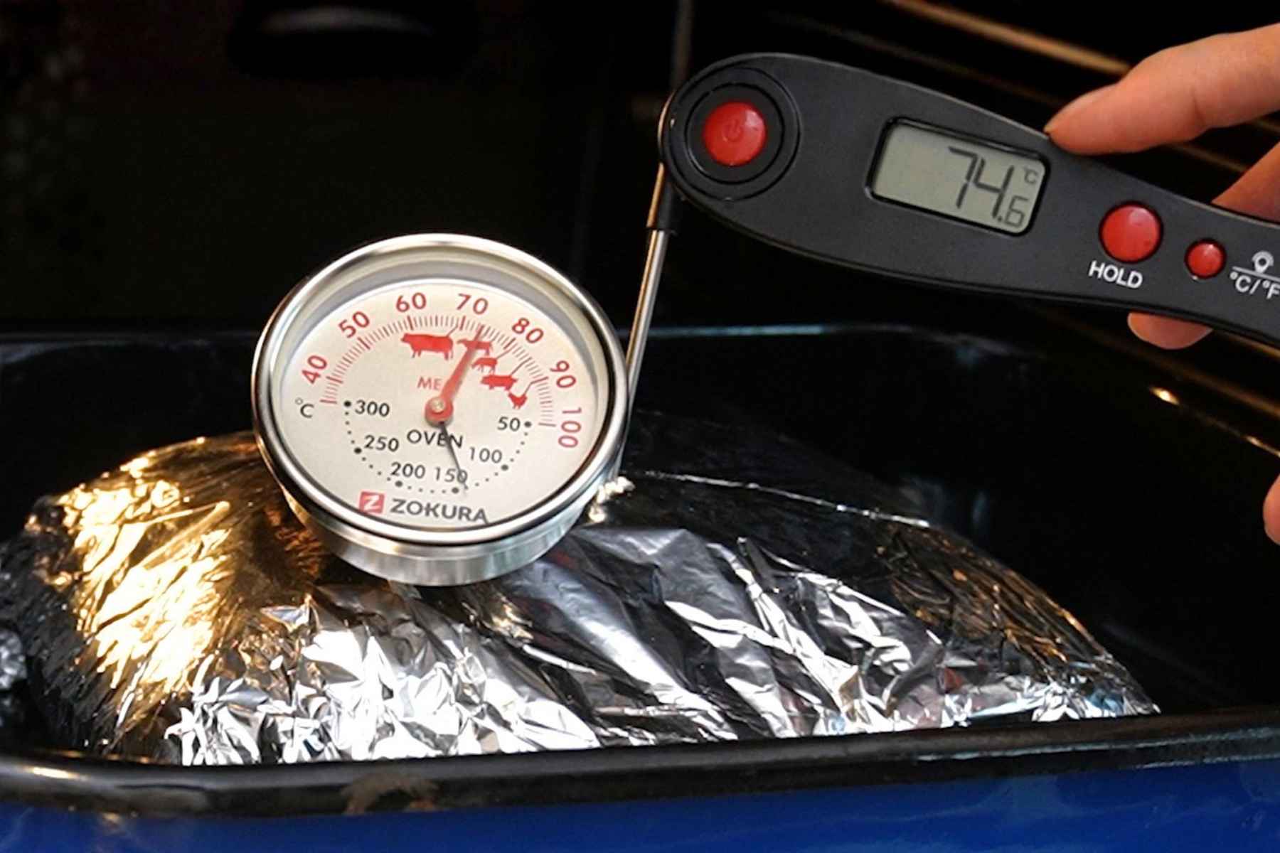 Verificarea temperaturii interne a pieptului de curcan cu termometru cu sondă și termometru digital, la aproximativ 74°C