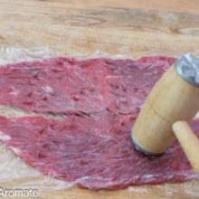 Felii de carne de vițel bătute delicat cu partea plată a ciocanului, între două folii