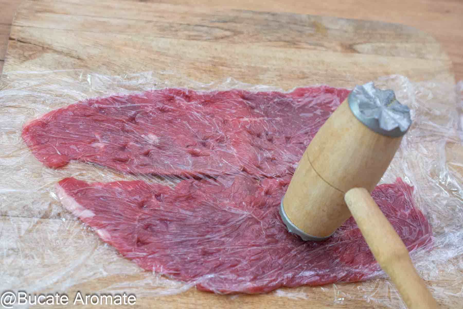 Felii de carne de vițel bătute delicat cu partea plată a ciocanului, între două folii