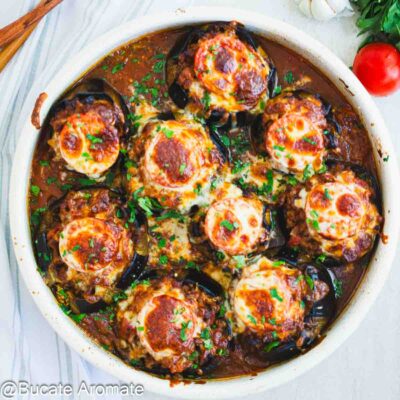 Tavă cu vinete umplute cu carne tocată și cașcaval, coapte în sos de roșii