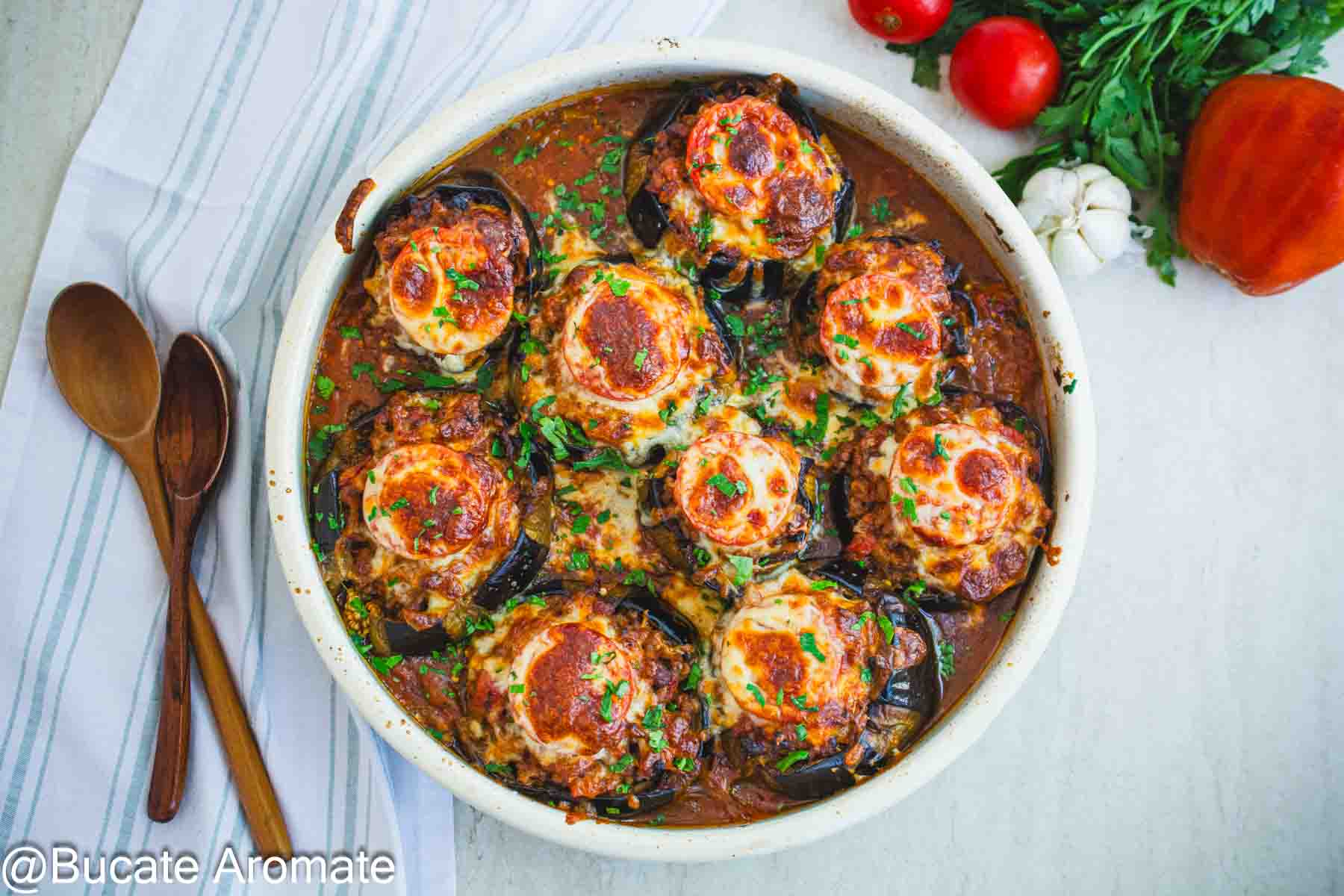 Vinete umplute cu carne tocată și cașcaval gratinat, servite direct din tava de cuptor