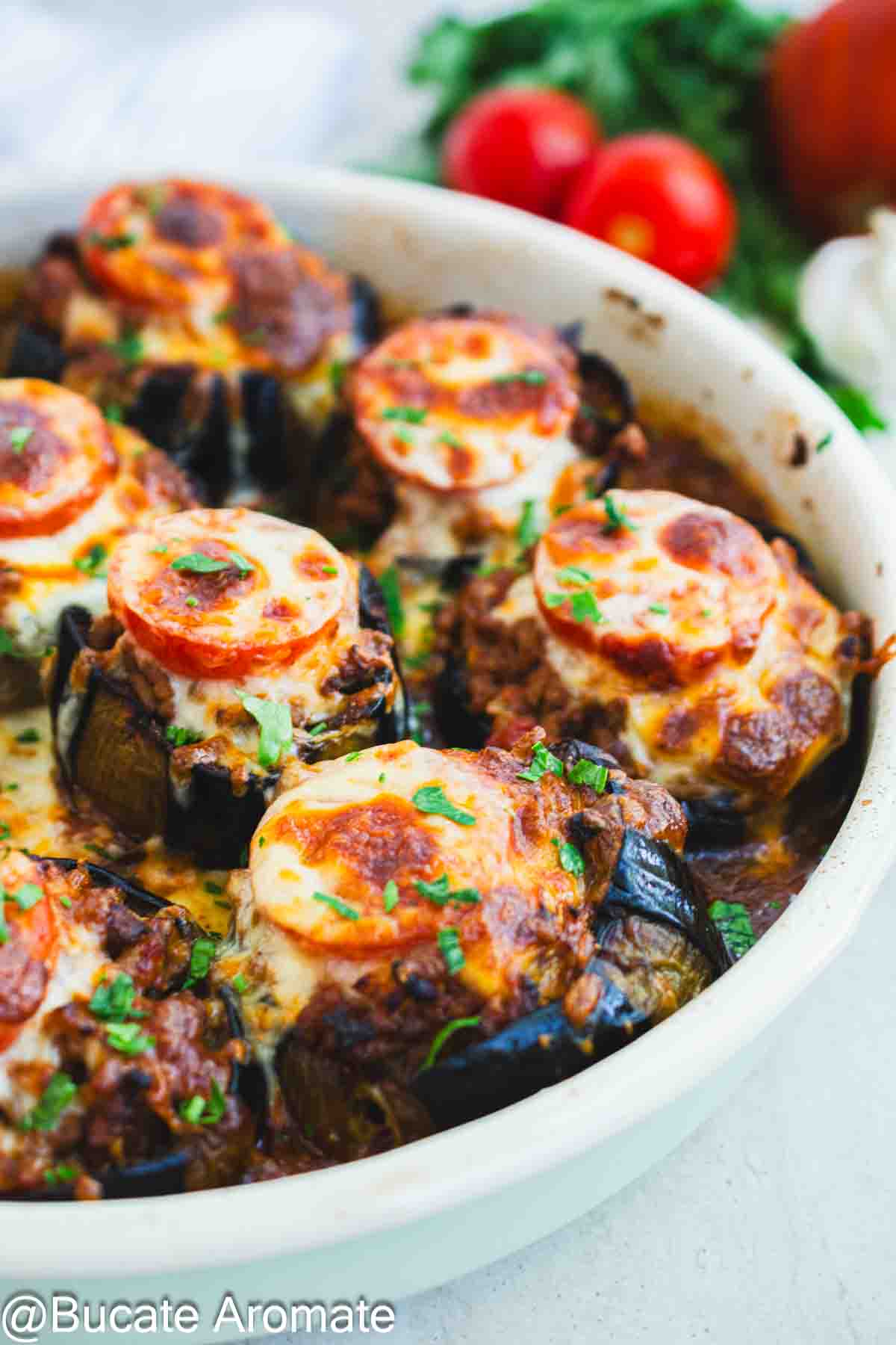 Vinete umplute cu carne tocată, roșii și cașcaval rumenit, presărate cu pătrunjel