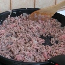 Carne tocată de porc și vită gătită în tigaie împreună cu ceapă pentru umplutura vinetelor