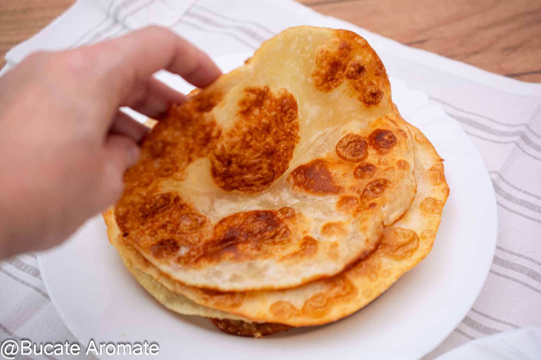 Lipie prăjită în ulei, rumenă și cu bășici crocante la suprafață