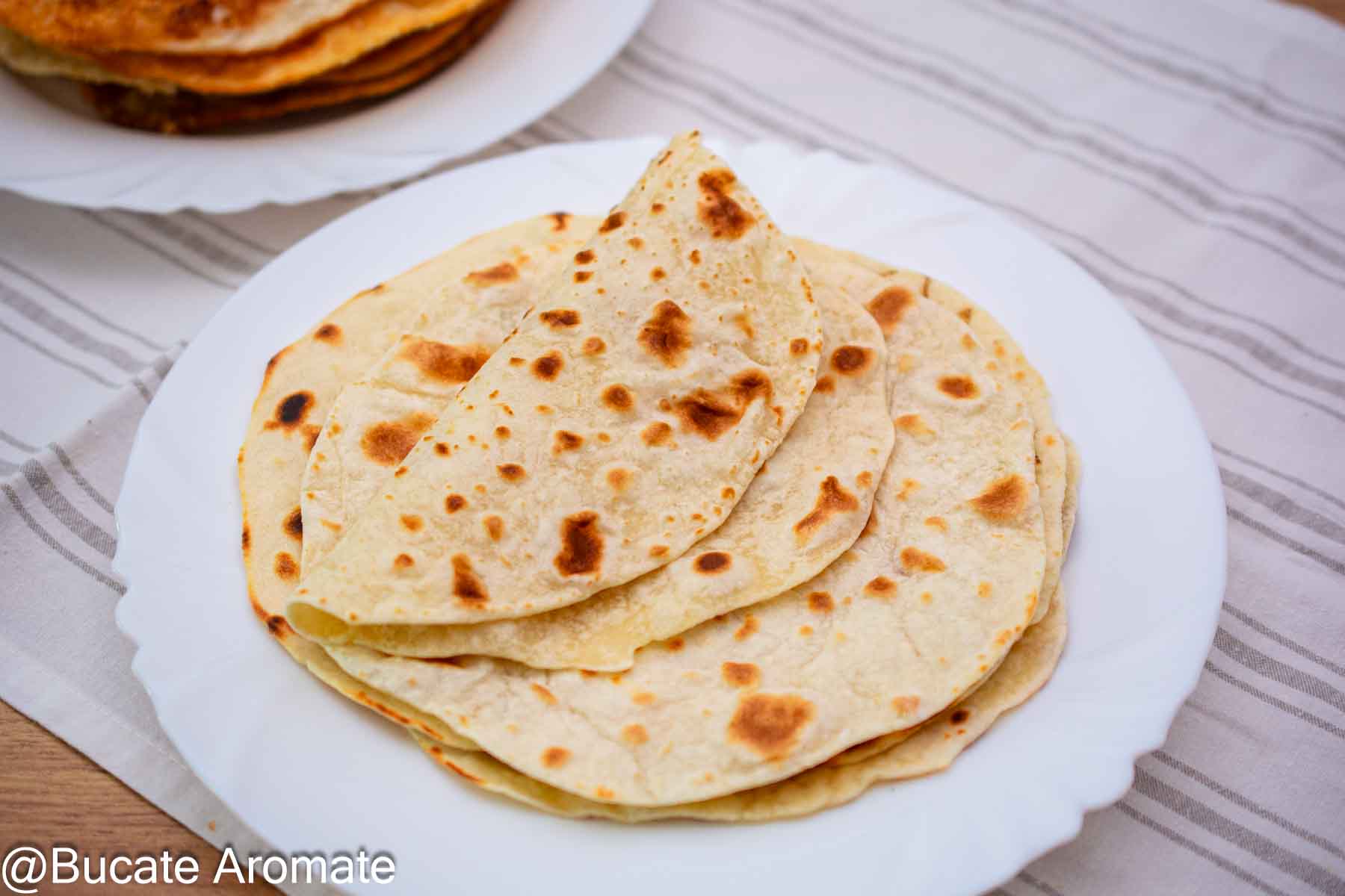 Lipii subțiri și moi cu aluat opărit, coapte în tigaie și ușor de îndoit
