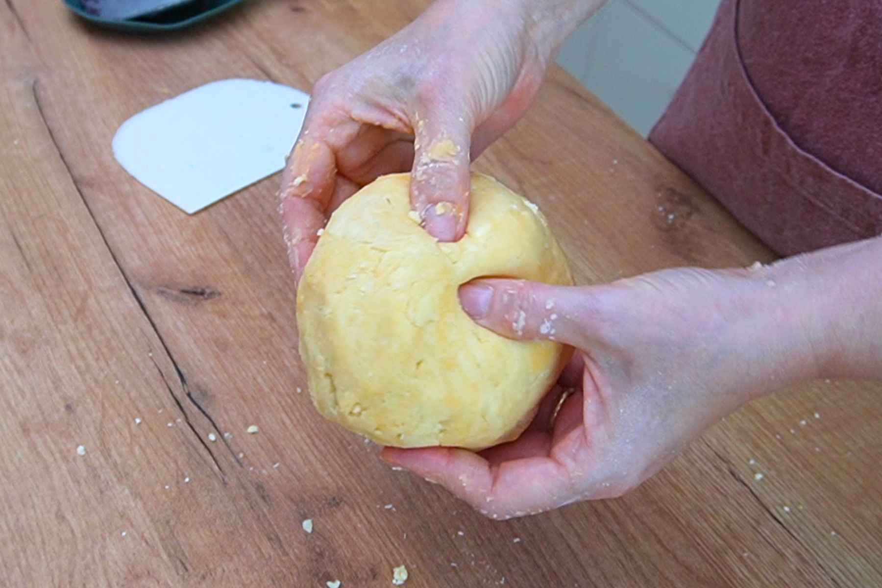 Aluat fraged cu unt, adunat într-o bilă după frământarea rapidă a ingredientelor