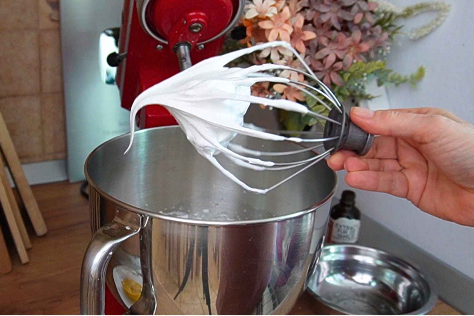 Bezea albă, fermă și lucioasă, care formează vârfuri stabile pe telul mixerului