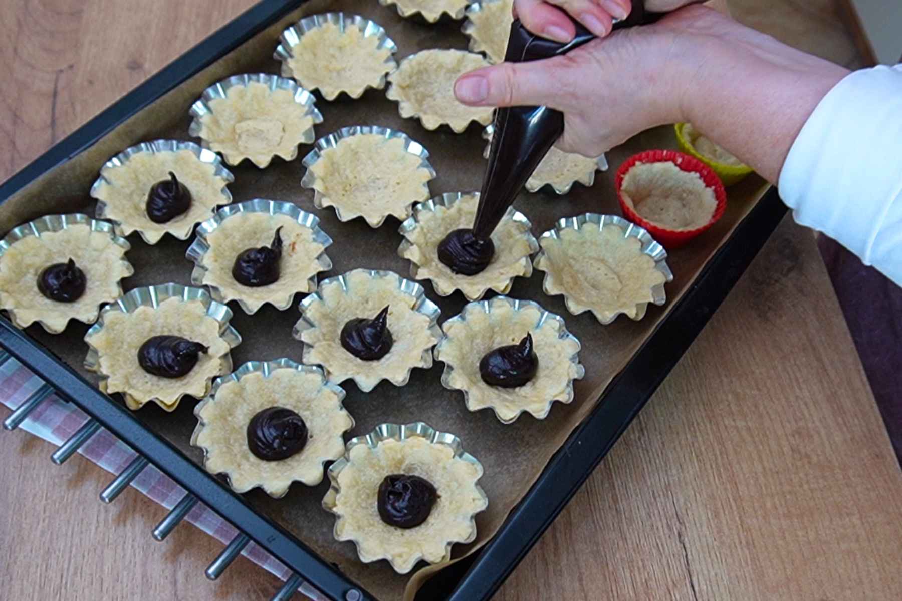 Magiun de prune pus cu poșul în cojile fragede așezate în forme metalice