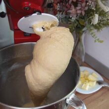 Aluat frământat pentru gogoși lungi umplute cu ciocolată