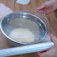 Aluat pentru gogoși lungi umplute cu ciocolată lăsat la dospit