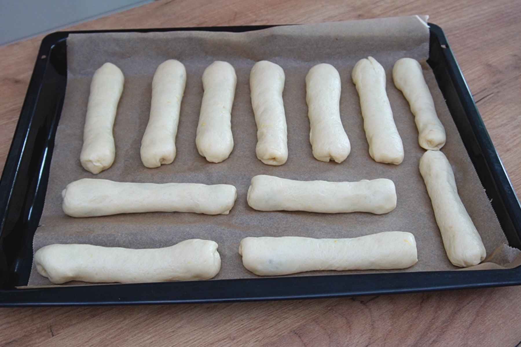Gogoși lungi umplute cu ciocolată lăsate la a doua dospire