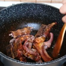 Bucăți de oase garf afumate rumenite ușor în cratiță pentru a da gust mâncării de varză.