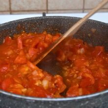 Sos de roșii cu ceapă și usturoi gătit pentru tocănița libaneză de vinete cu năut Maghmour.