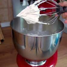 Cremă fermă de frișcă și mascarpone bătută la mixer pentru prăjitura Krantz