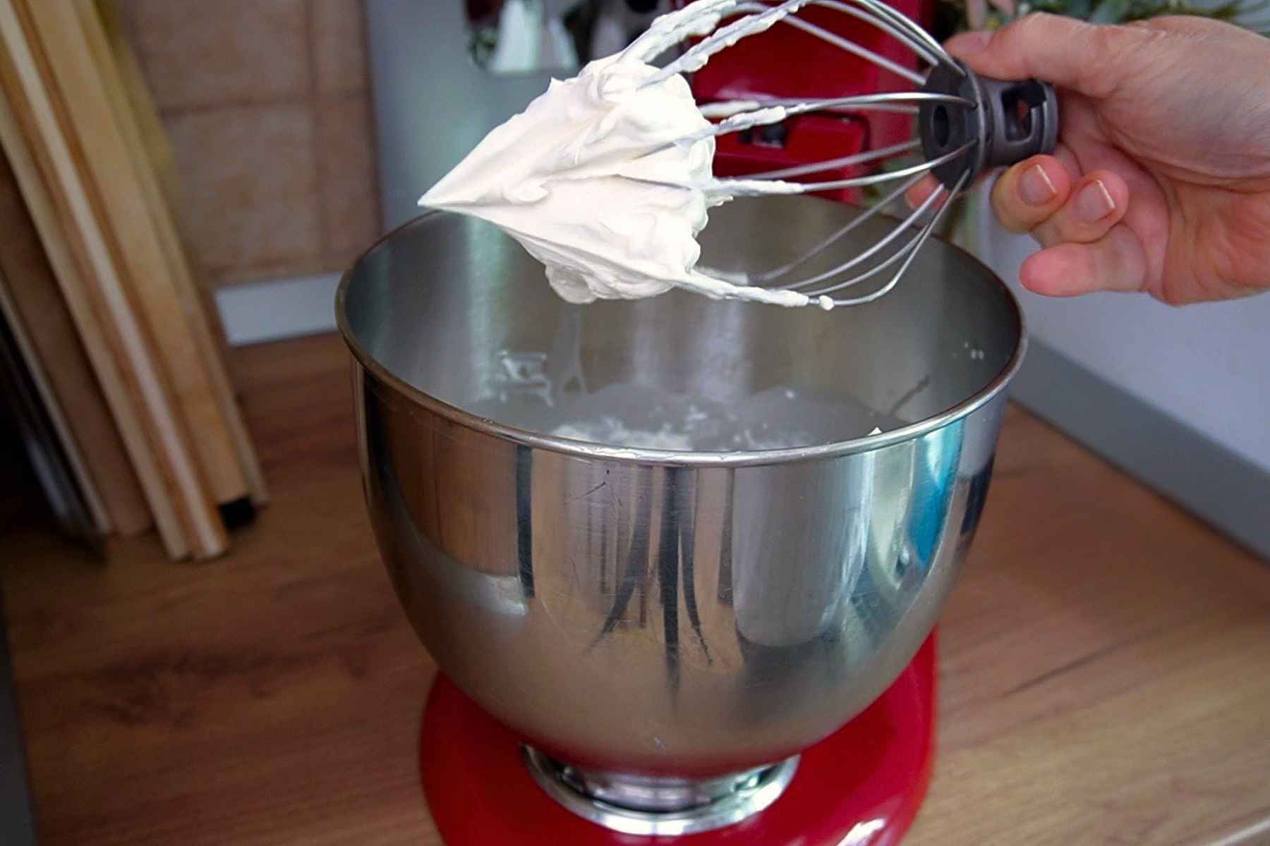 Cremă fermă de frișcă și mascarpone bătută la mixer pentru prăjitura Krantz