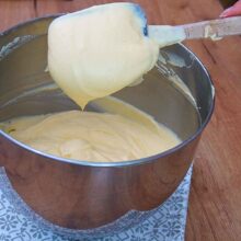 Cremă fină de vanilie amestecată cu frișcă și mascarpone pentru prăjitura Krantz