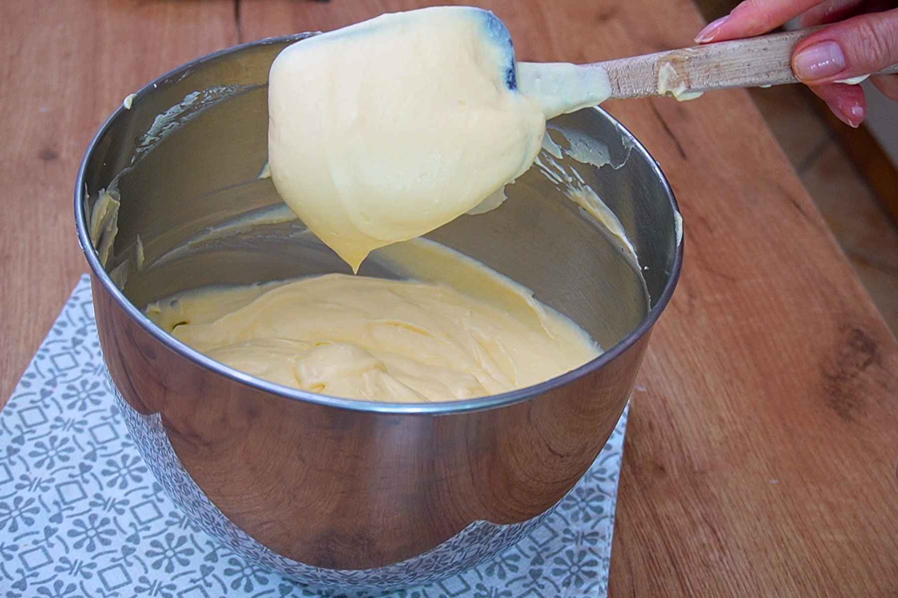 Cremă fină de vanilie amestecată cu frișcă și mascarpone pentru prăjitura Krantz