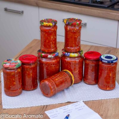 Borcane umplute cu zacuscă de fasole boabe și ardei kapia copți, pregătite pentru iarnă