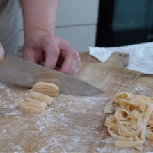 Tăierea manuală a foii de aluat în tăiței lați de casă