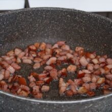 Cubulețe de șunculiță afumată rumenite în tigaie până devin ușor crocante