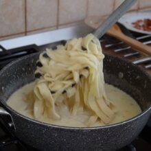 Tăiței lați de casă amestecați cu sos cremos de brânză de burduf și șunculiță