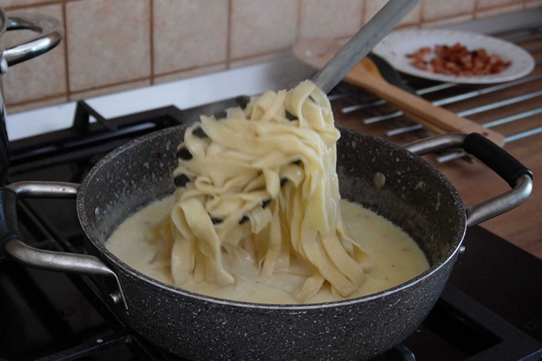 Tăiței lați de casă amestecați cu sos cremos de brânză de burduf și șunculiță