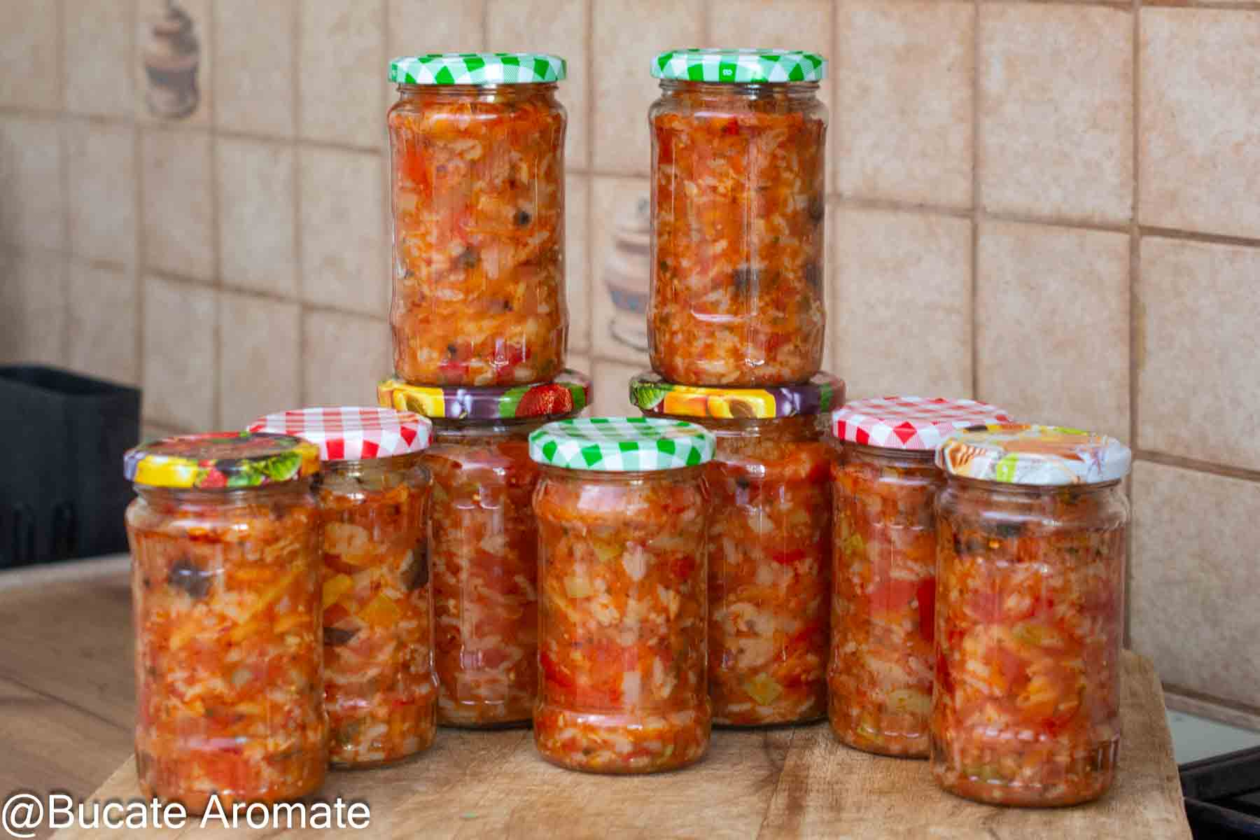 Borcane cu tocană de legume și orez pentru iarnă, pregătite pentru cămară
