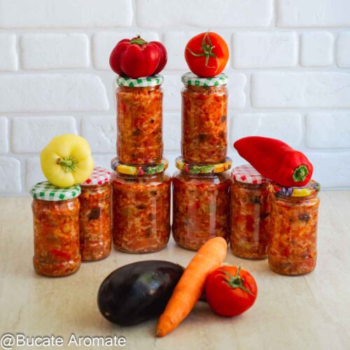 Tocană de legume cu orez pusă în borcane, alături de roșii, ardei, morcov și vânătă