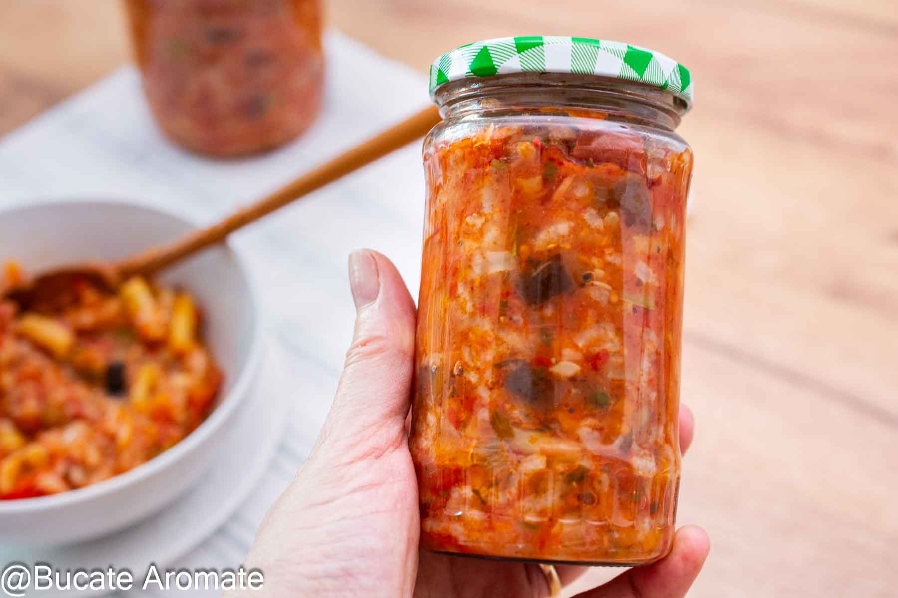 Tocană de legume cu orez pentru iarnă într-un borcan închis ermetic