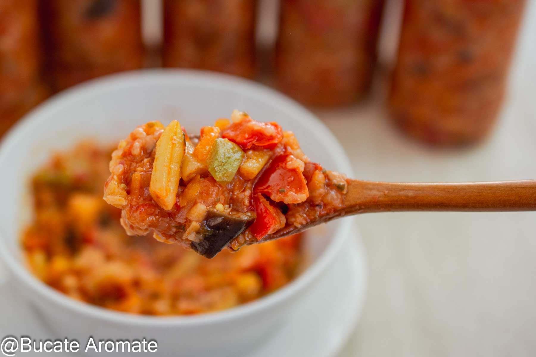 Lingură cu tocană de legume și orez, cu bucăți de vinete, dovlecei, ardei și fasole păstăi