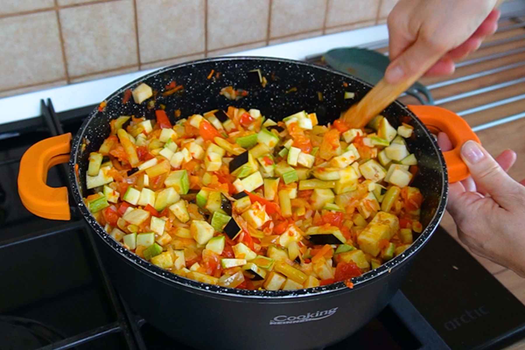 Cuburi de vinete și dovlecei amestecate cu ardei și roșii în tocana de legume pentru iarnă