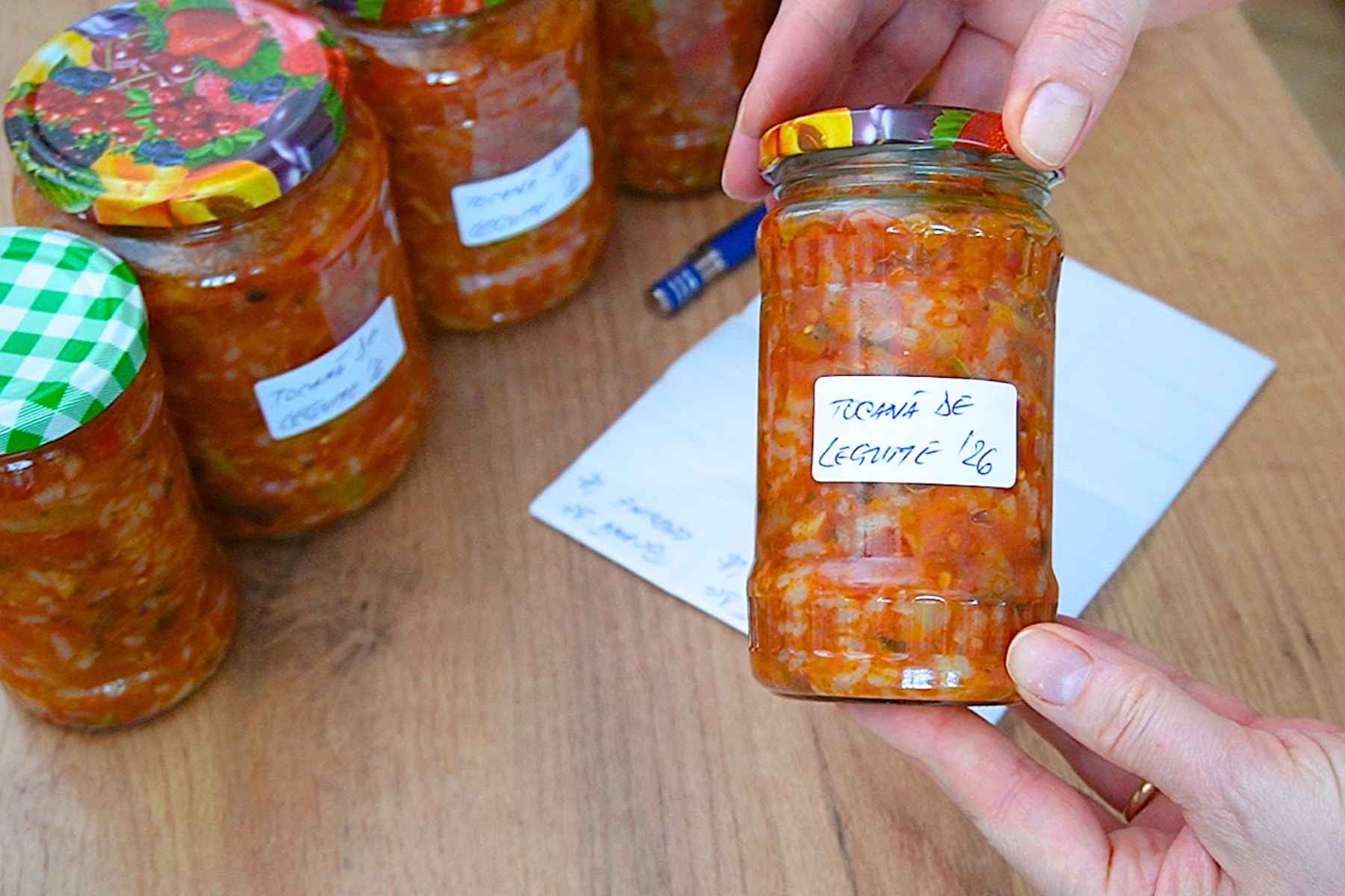 Borcan cu tocană de legume cu orez pentru iarnă, închis și etichetat după răcire