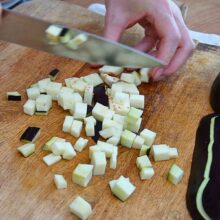 Vinete tăiate cuburi pentru tocana de legume cu orez conservată la borcan