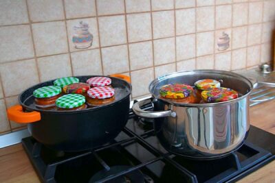 Borcane cu tocană de legume cu orez sterilizate la bain-marie în oale cu apă